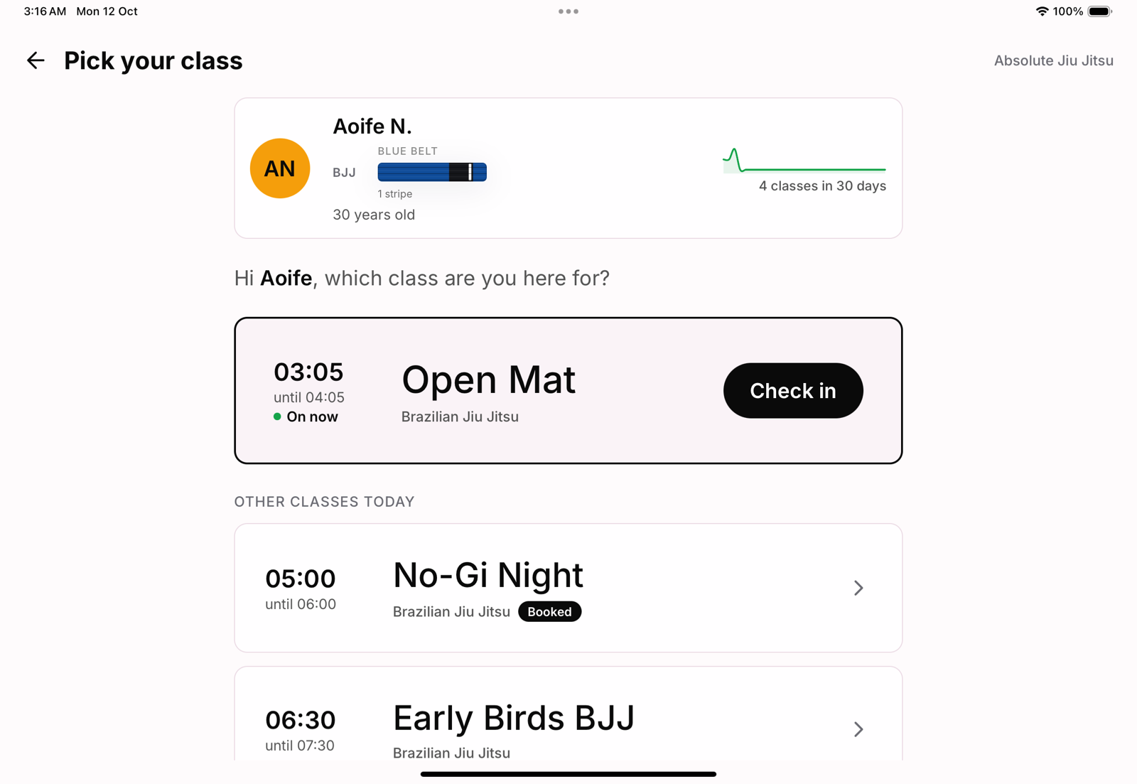 La clase en curso está a un toque. Una clase reservada para más tarde sigue marcada como Reservada.