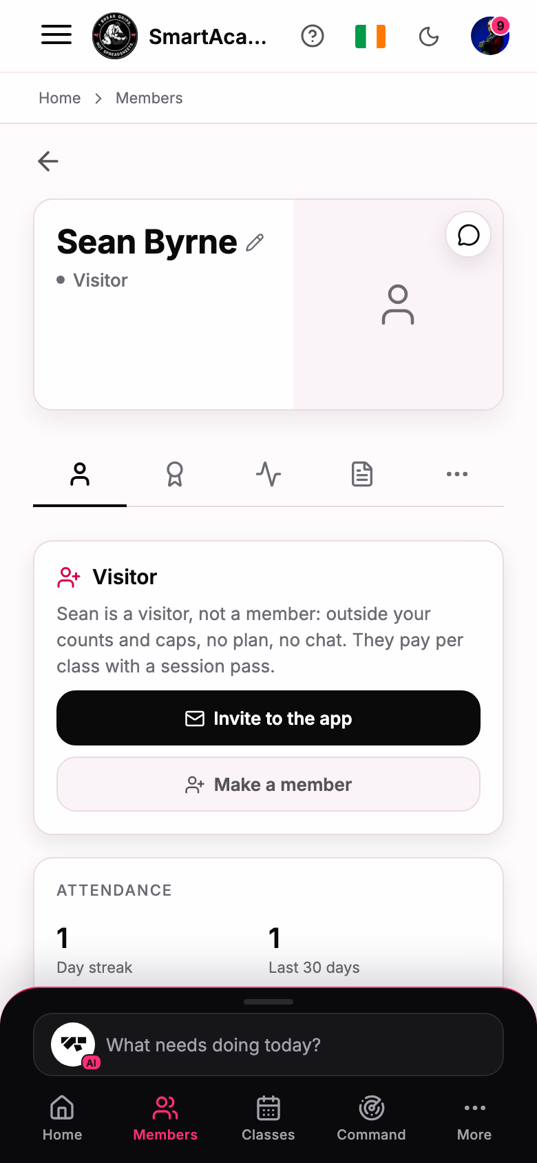 O perfil de um visitante: Convidar para o app, e Tornar membro.