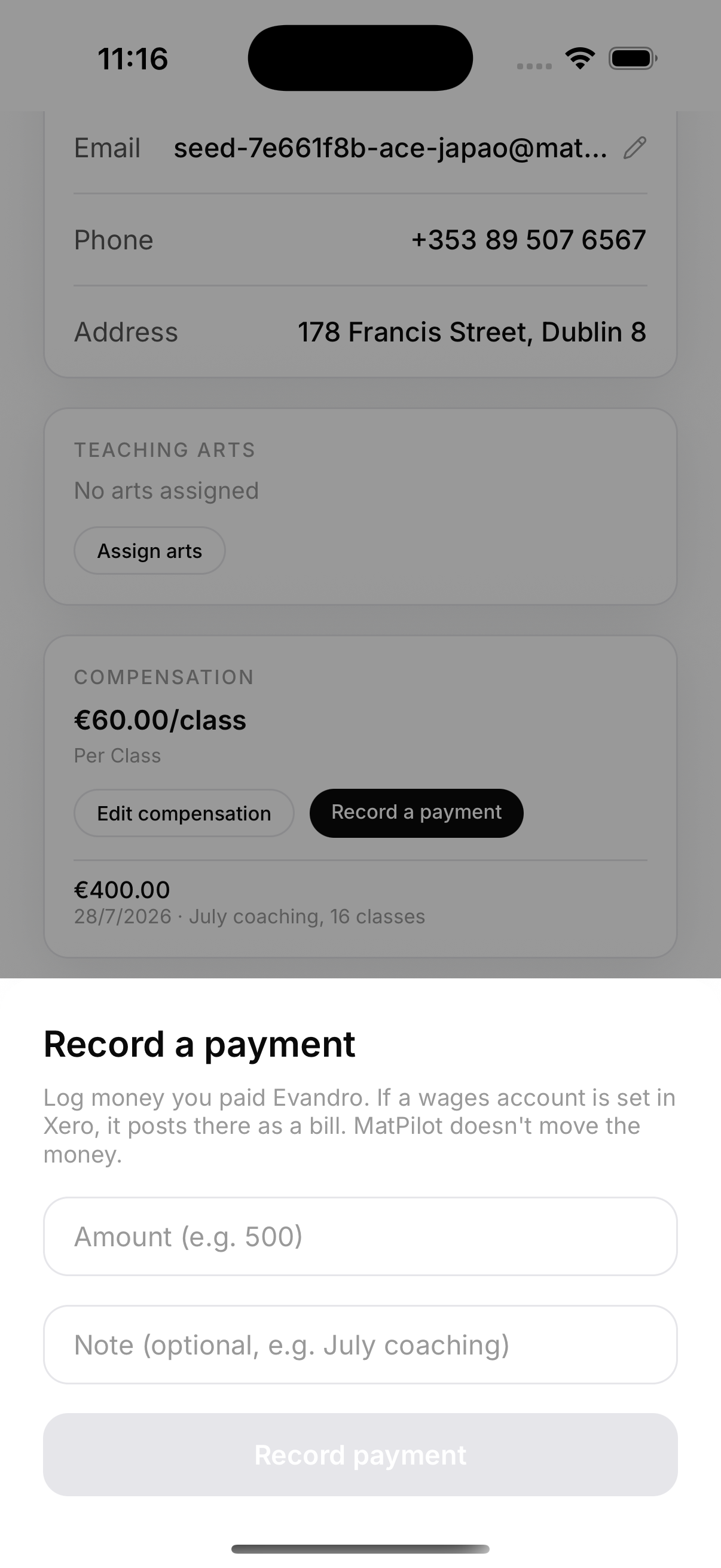 Anotar el pago a un instructor desde la tarjeta de Compensación de alguien del personal